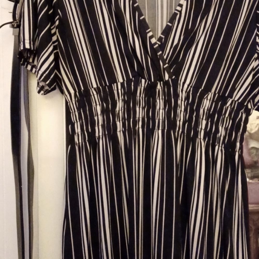 Vertical bkack and white striped, V-neck elastic waist maxi dress. Size 2x